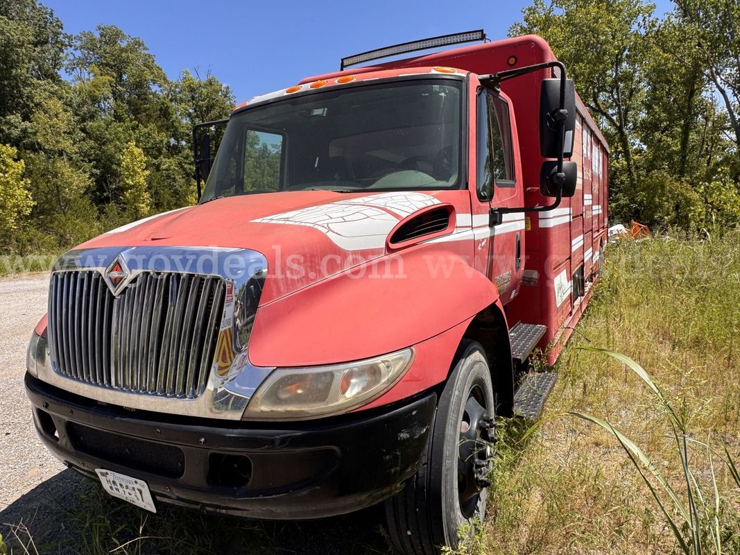 2002 International 4400 4x2 S/A Service Truck