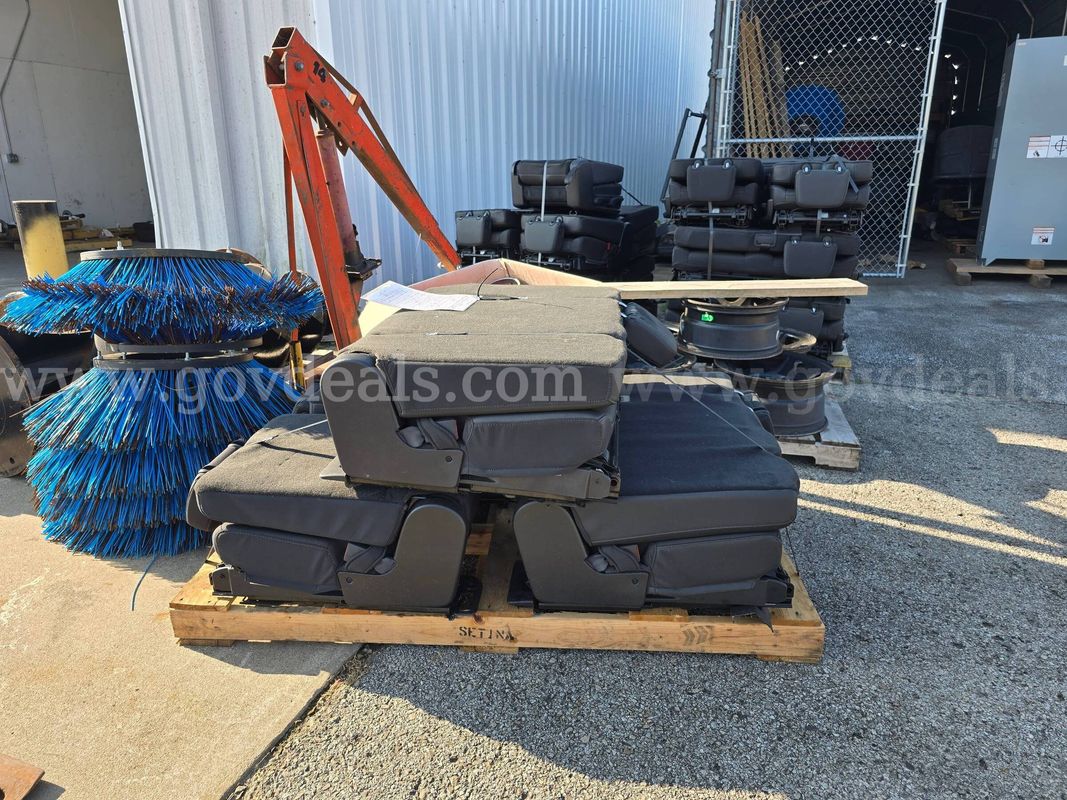 2023 Chevy Tahoe Middle Seats