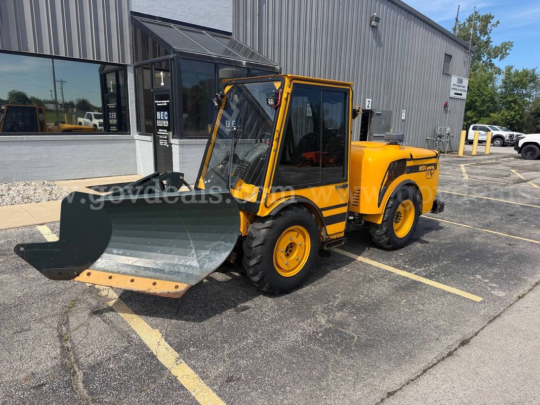 2010 M-B Company MSV3 Articulating Tractor Whit Spare rims and Ft sweeper brush