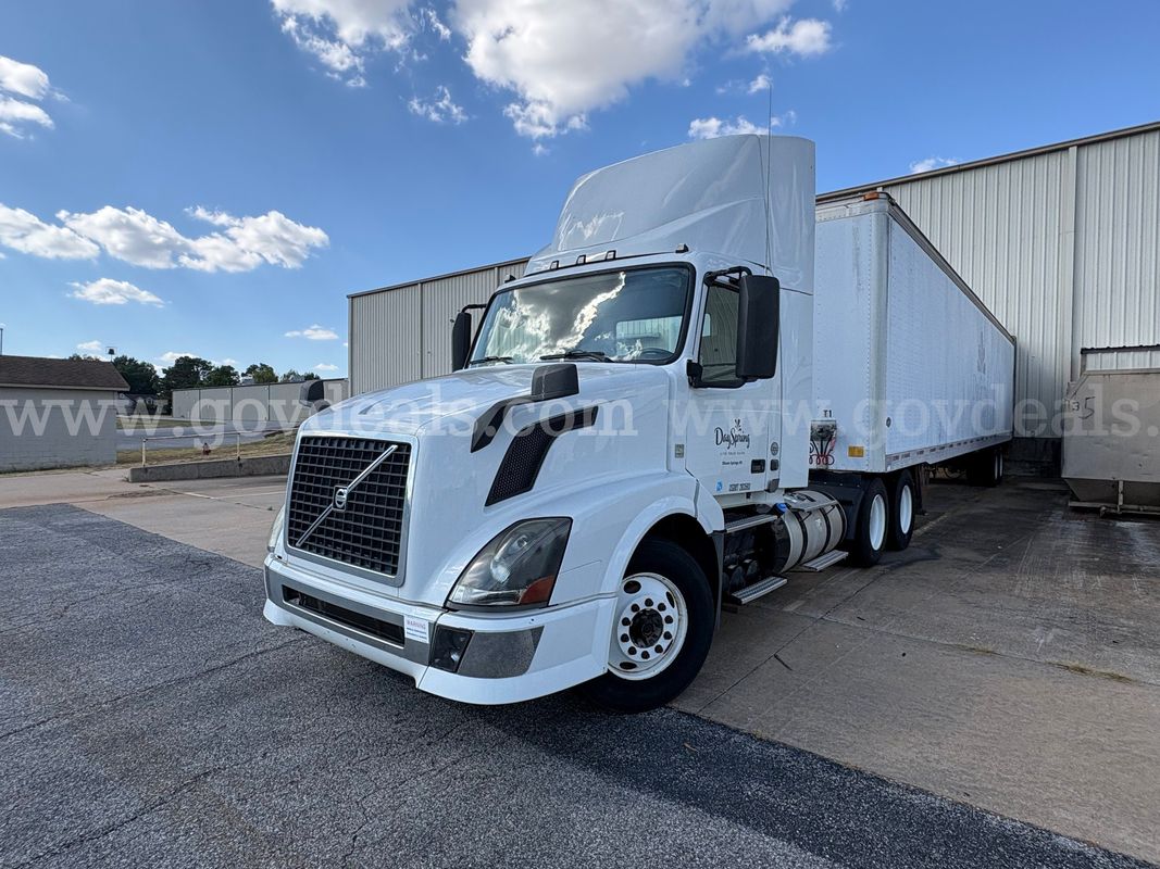 2013 Volvo VNL D13 Semi Diesel Truck with Enclosed Semi-Trailer