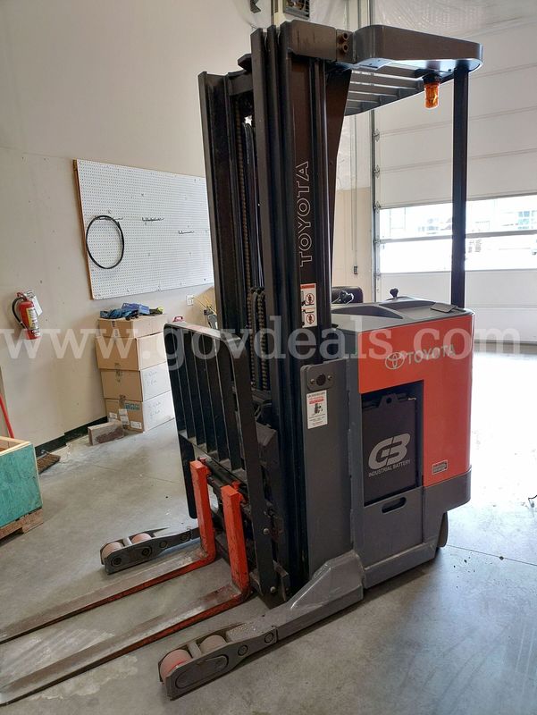 2005 Toyota 7BRU18 Electric Warehouse Reach Truck Forklift w/Charger