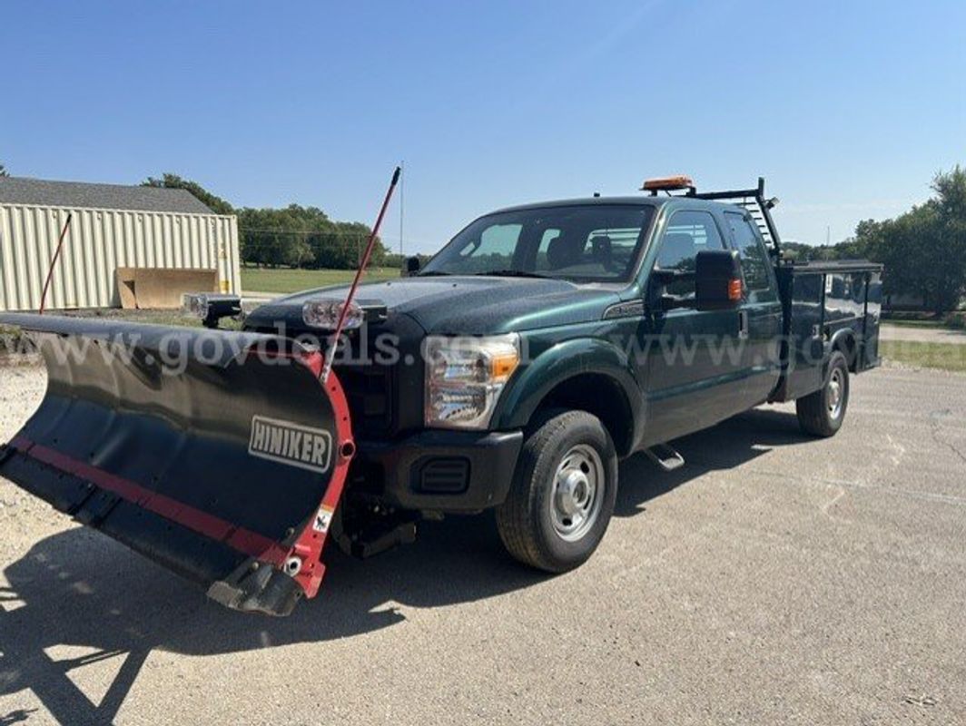 2011 Ford F-250 SD XL SuperCab 4WD (with and front-mounted snow plow, utility/service body, ladder rack, and lights)