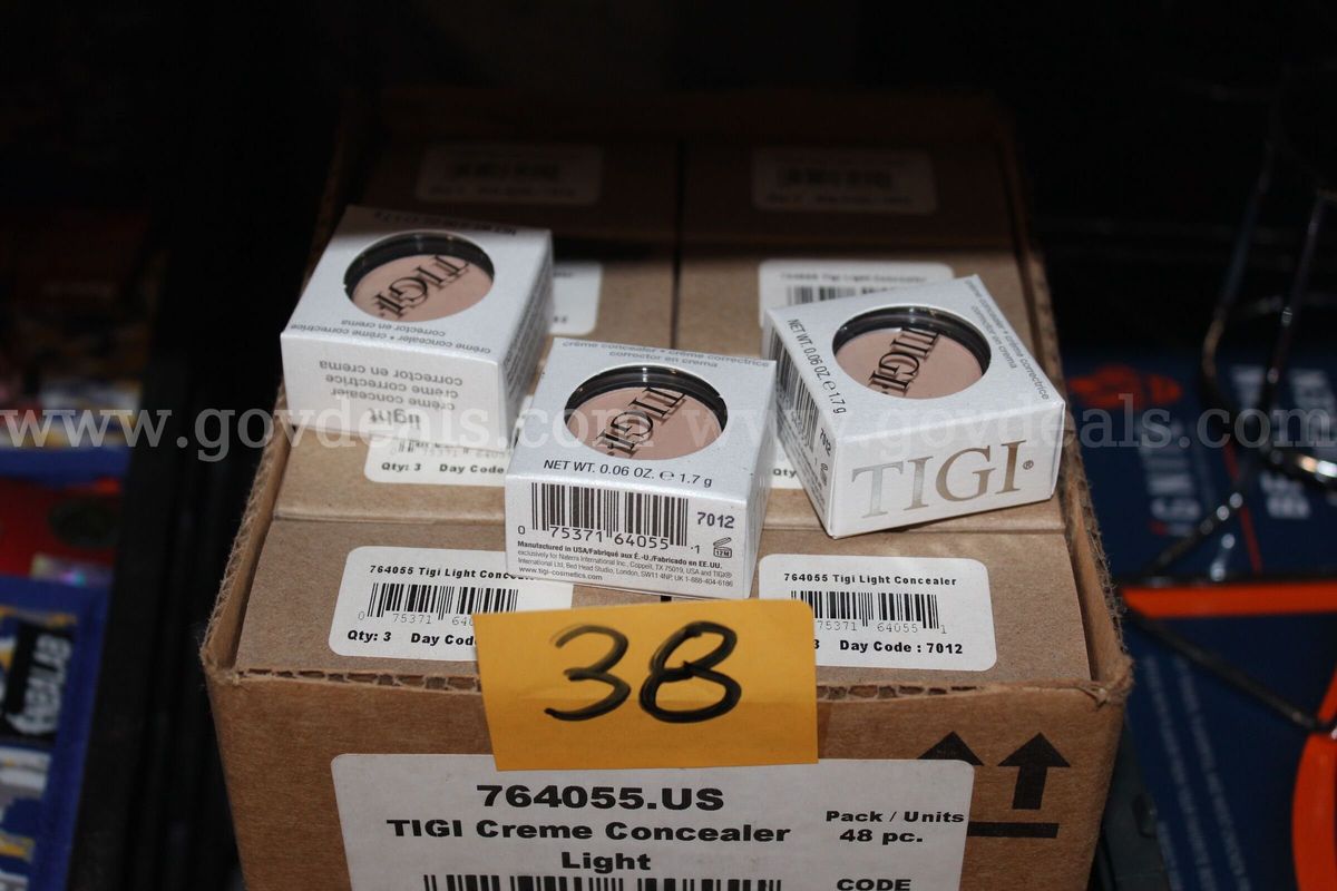 Tigi Cosmetics 764055 Crème Concealer - Light .06Oz, lot has 96 units.