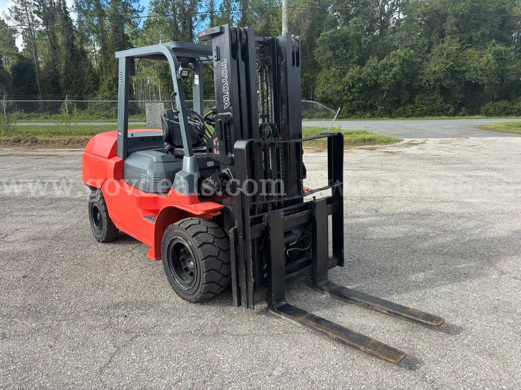 2004 Toyota 7FDAU50 10800 lb Pneumatic Tire Forklift