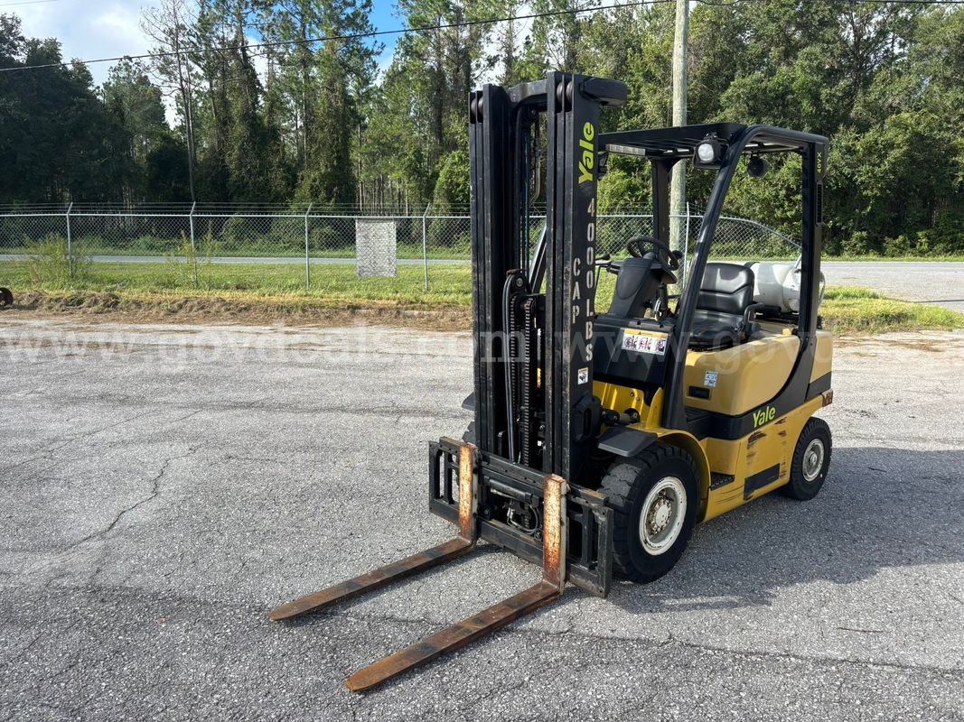 2006 Yale GLP040VXEVSE090 3800 lb Pneumatic Tire Forklift