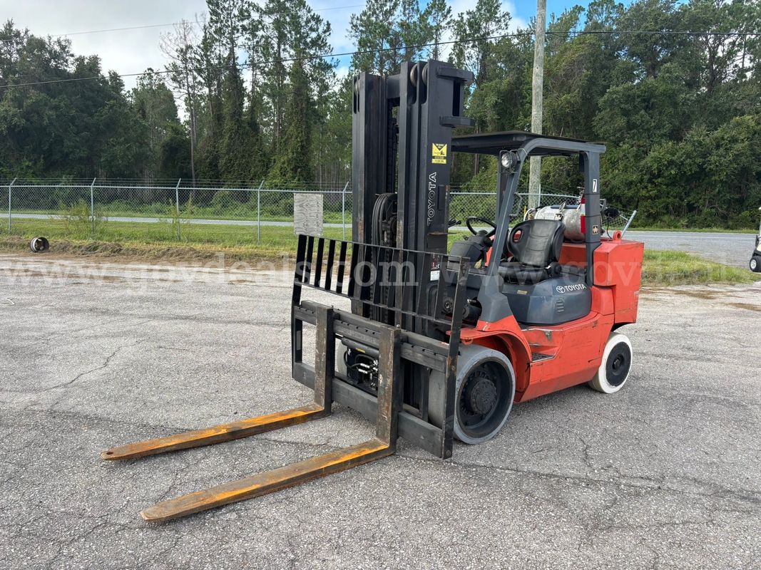 2009 Toyota 7FGCU55-BCS 10200 lb Solid Tire Forklift
