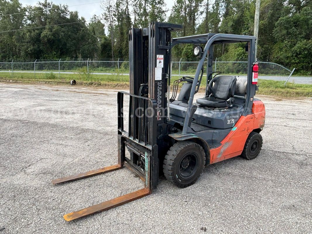 2013 Toyota 8FGU25 4500 lb Pneumatic Tire Forklift