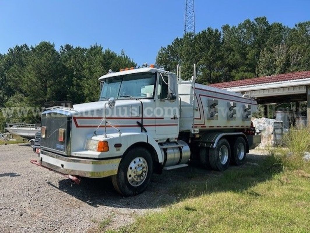 1995 White GMC WCA 3,500 Gallon T/A Water Truck