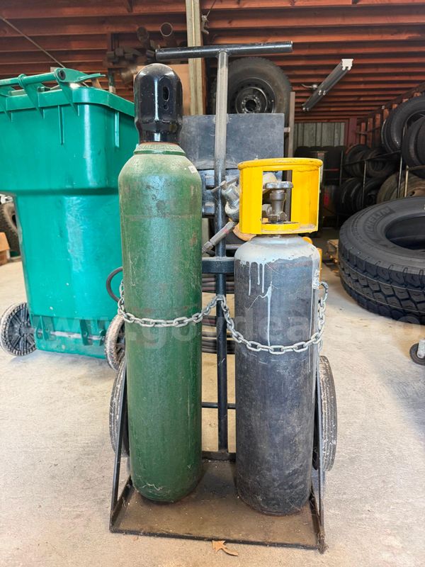 Oxygen acetylene welding set (missing oxygen regulator)