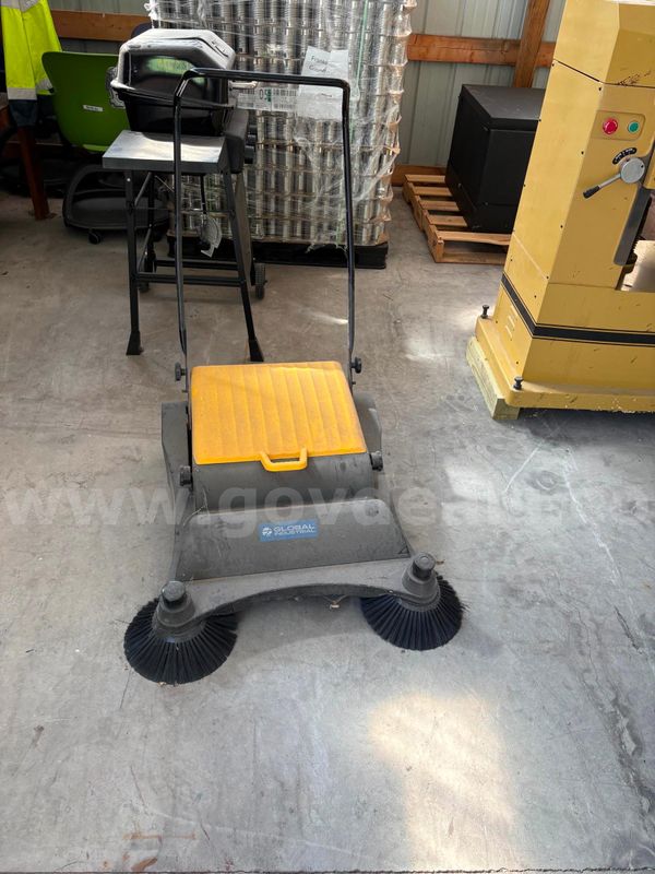 Global Industrial Manual Floor Sweeper