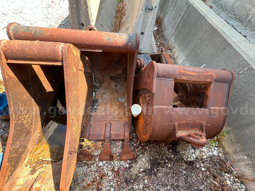 Wayne Roy Backhoe Excavator Buckets 12- 24- 28 in wide with breaker attachment and coupler