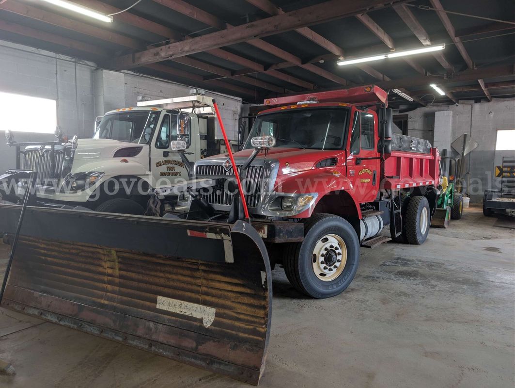 2006 International 7400 Dump Truck w/ Plow