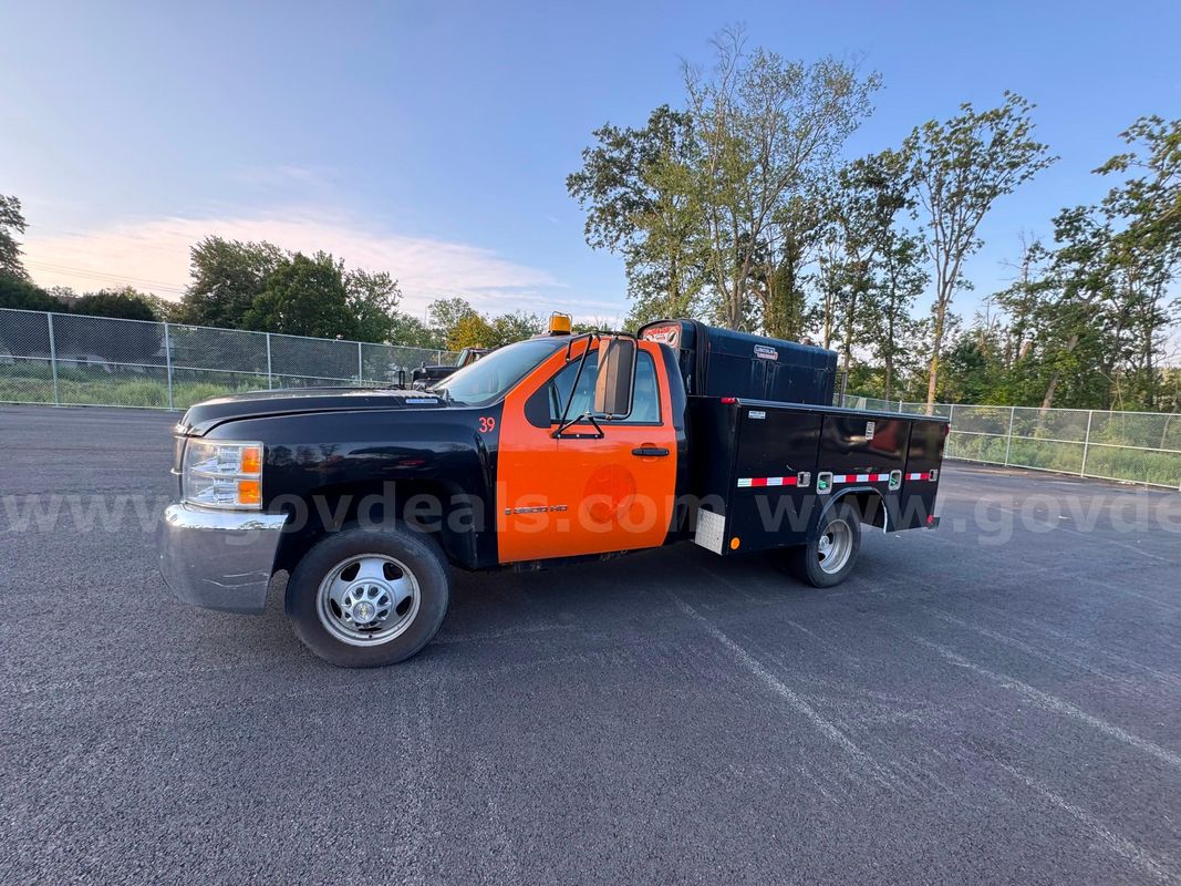2008 Chevrolet Silverado 3500HD Utility Style Truck w/ Welder