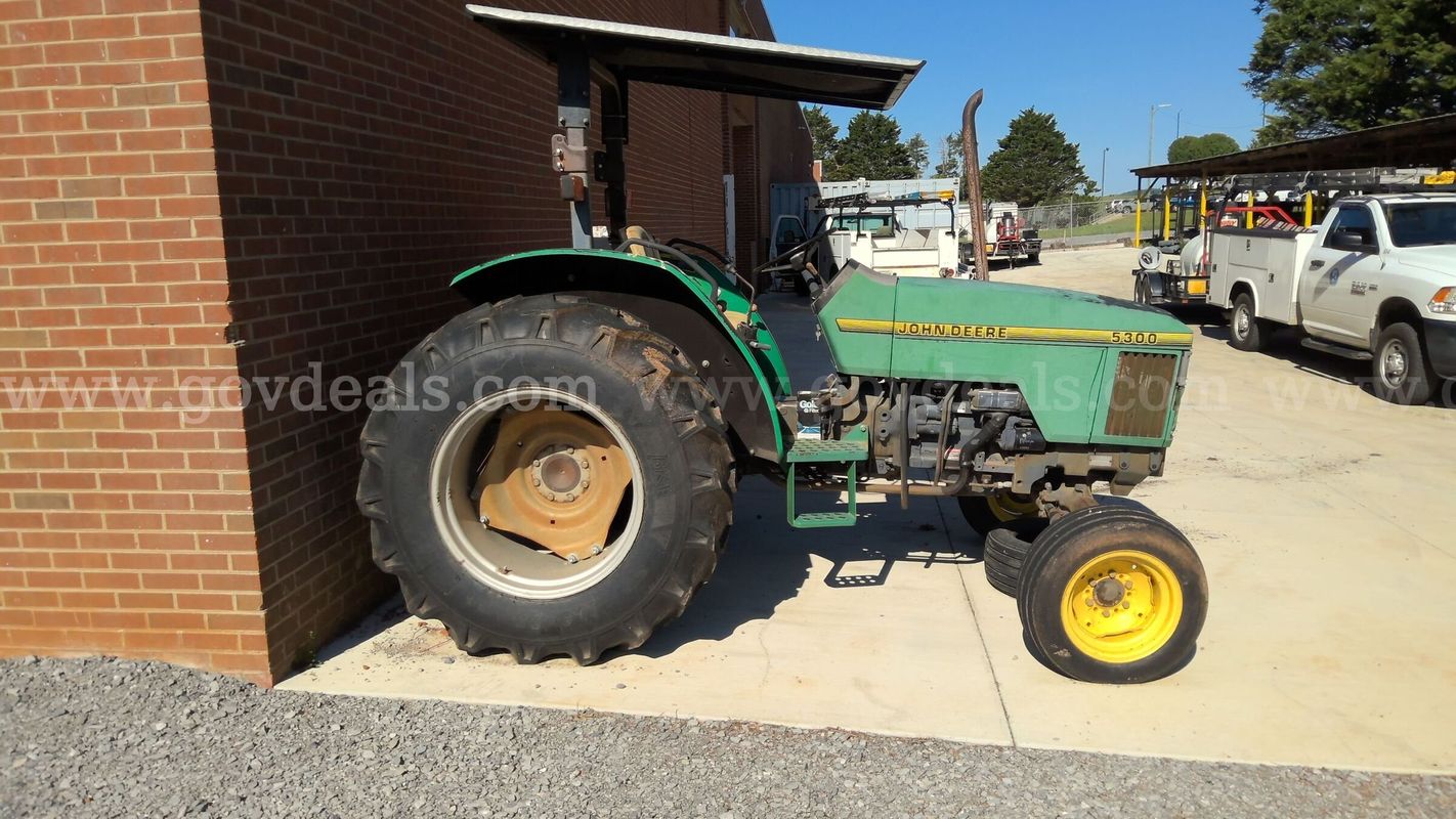 John Deere 5300