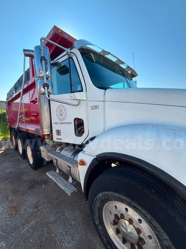2007 Freightliner Columbia 120 Triaxle Dumptruck with Plow and Salt Spreader