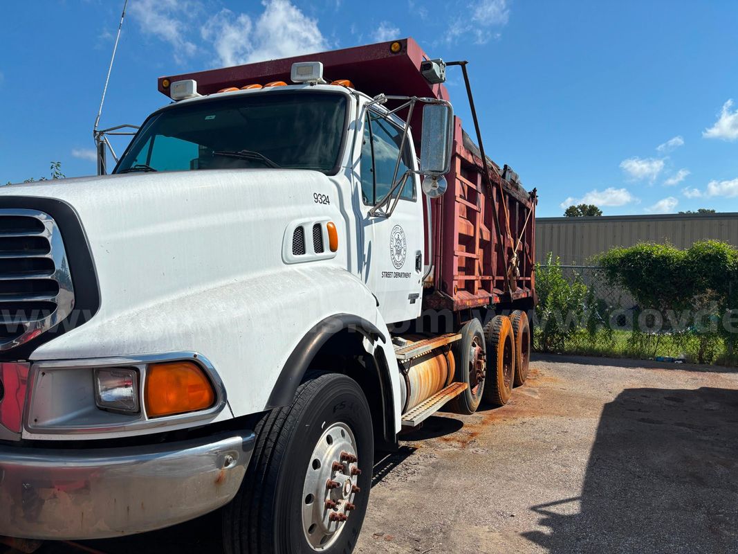 2004 Sterling LT9500 Dumptruck with Salt Spreader and Snow Plow