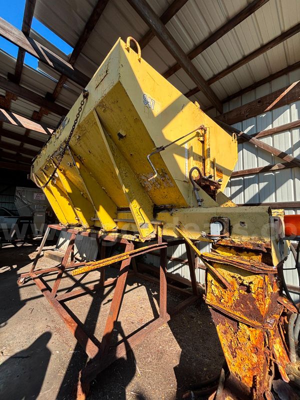 Henderson Salt Spreader w/ stand