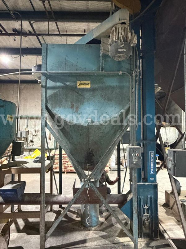 Jacobson Machine Works 1 ton Vertical Mixer