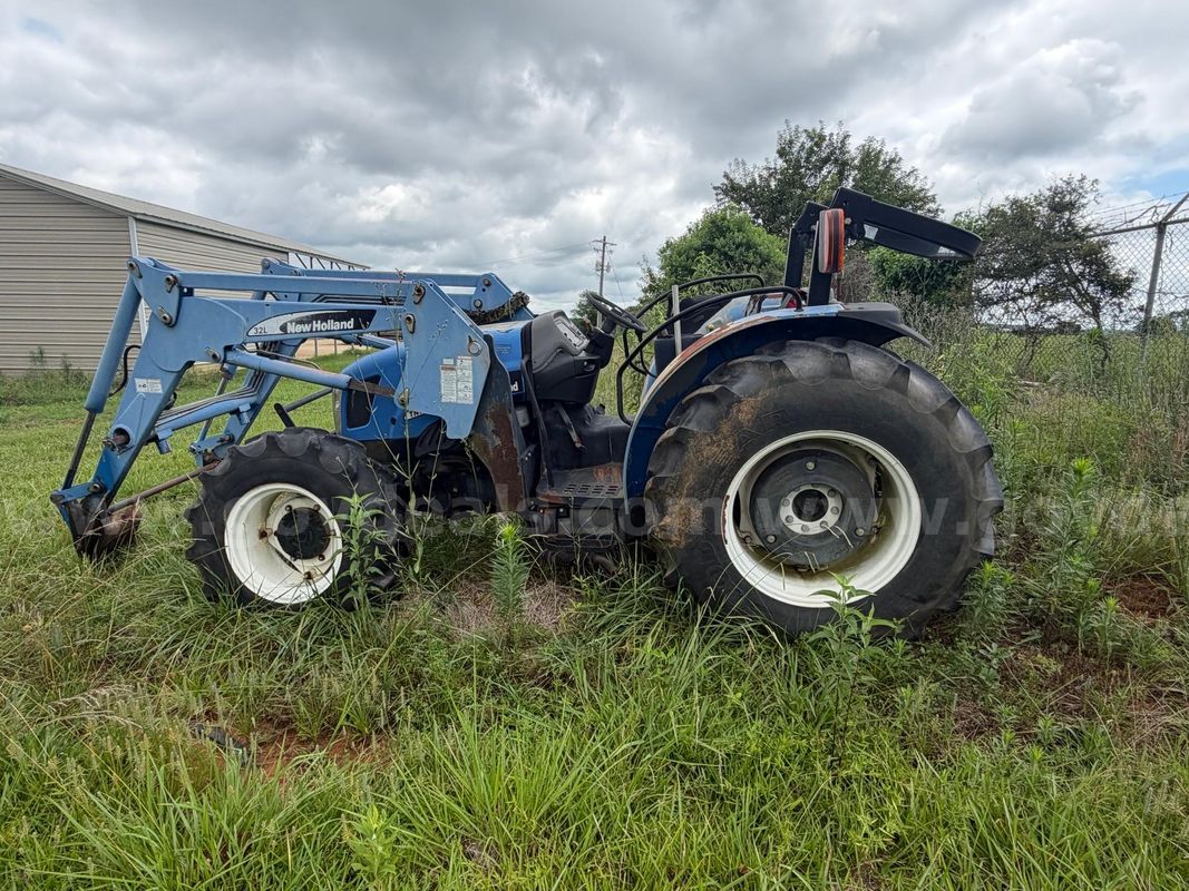 New Holland Tractor w/Front End Loader