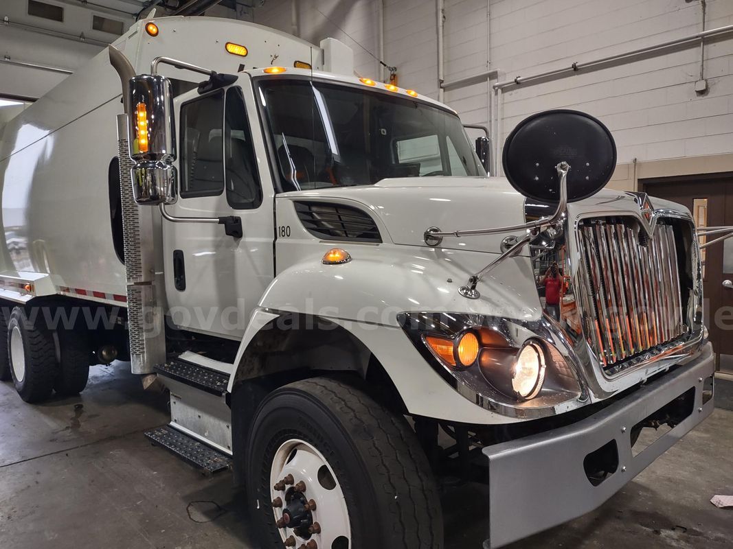 2018 International 7400 Garbage Truck