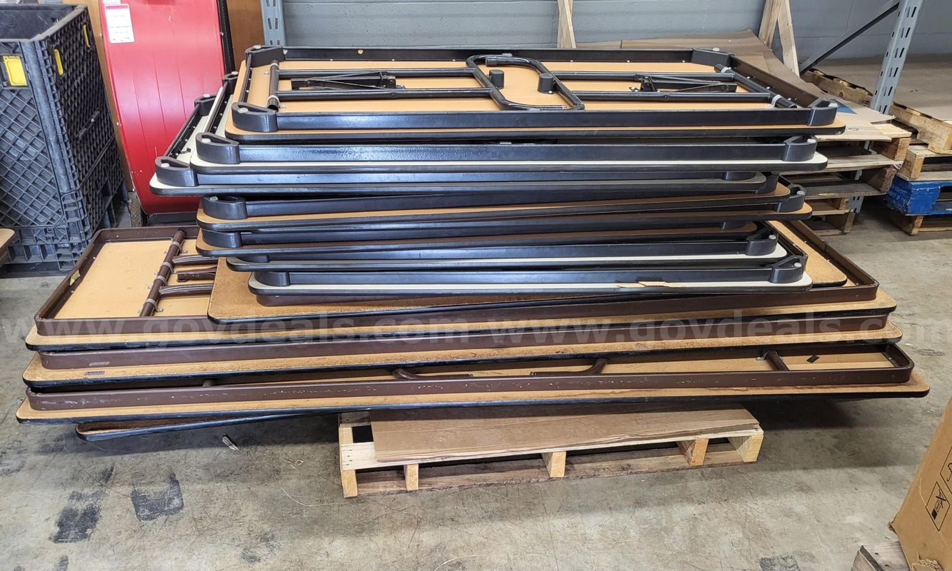 23 FOLDING TABLES