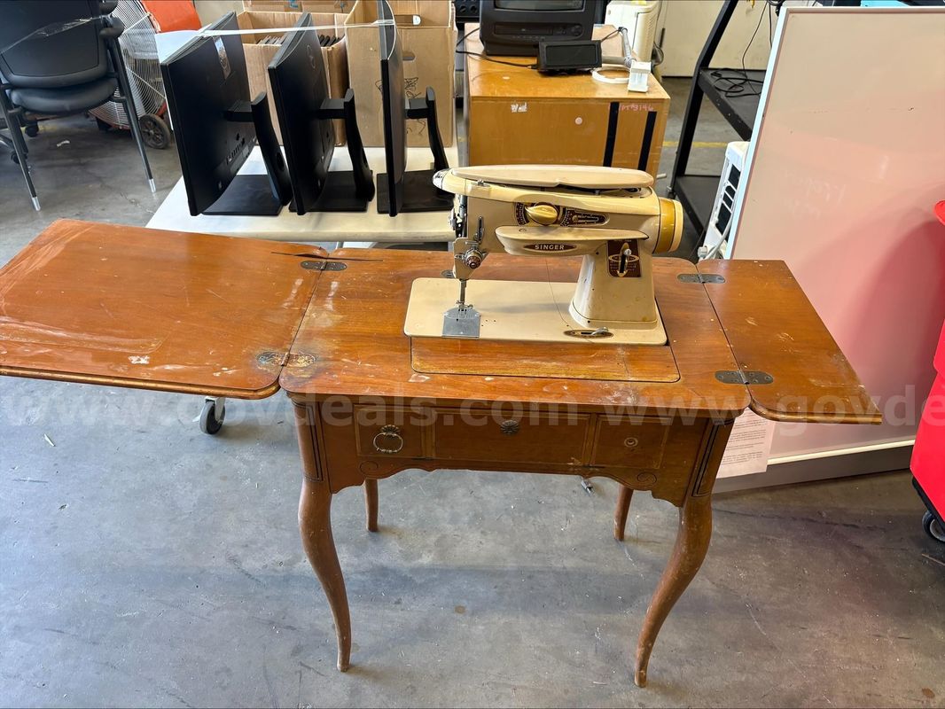 SINGER SEWING MACHINE AND HIDE AWAY TABLE (NEEDS REPAIRED)