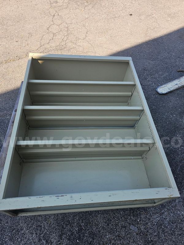 METAL STORAGE SHELF (48IN H X 36IN W X 13IN D)