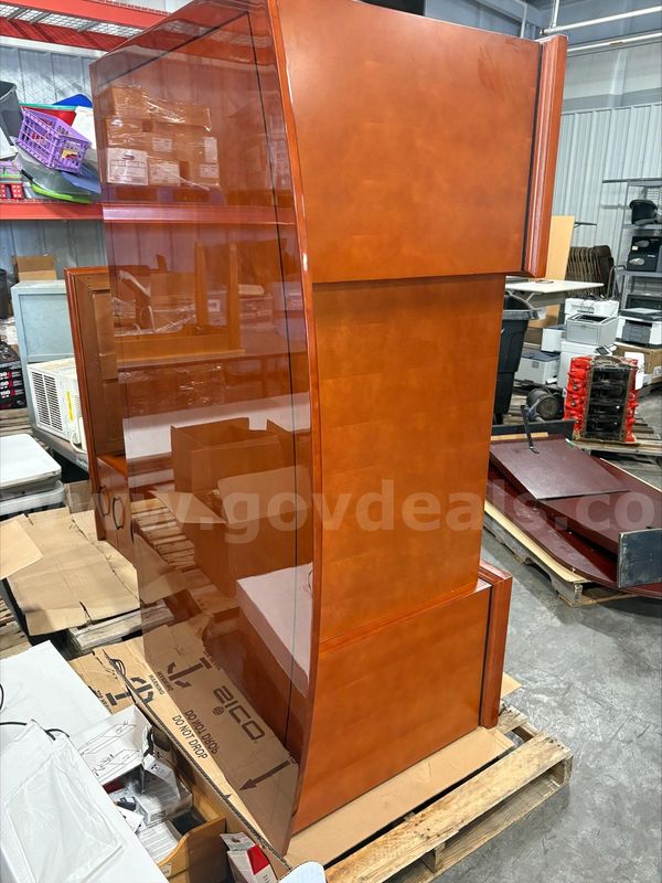 (1) L SHAPED OFFICE DESK (70IN X 60IN )
