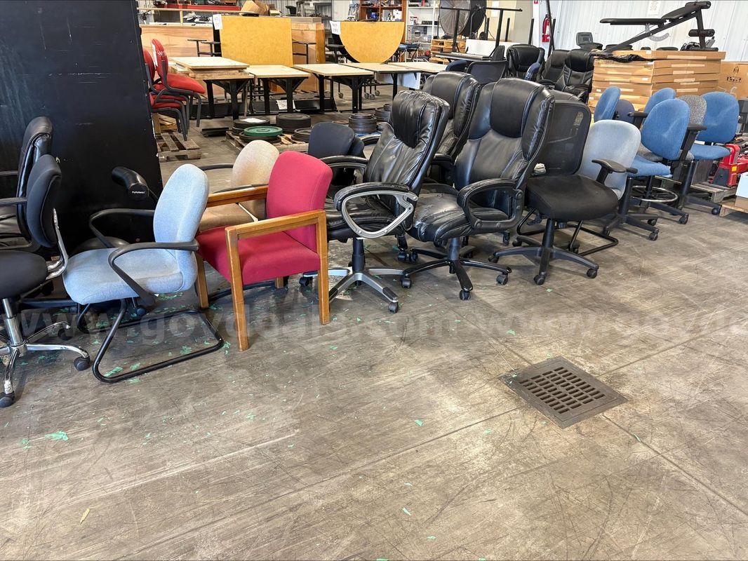 ONE LOT ROLLING OFFICE CHAIRS (MOST CHAIRS HAVE SIGNS OF WEAR ON ARMS AND SEATS)