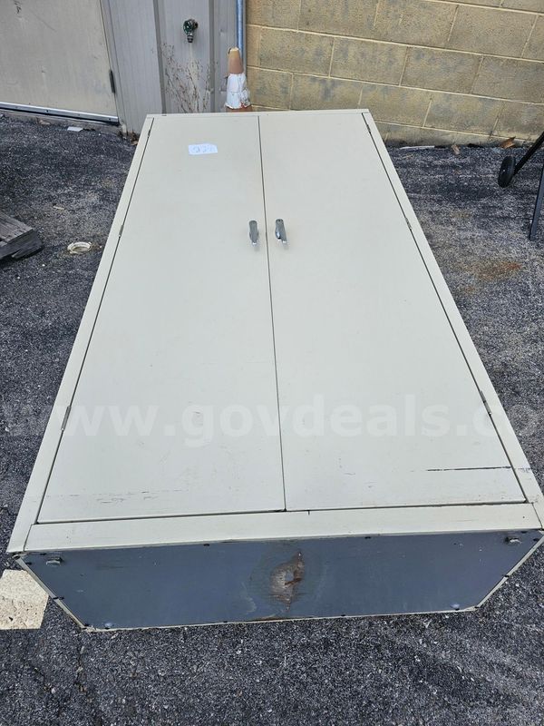 (1) METAL STORAGE CABINET (NO KEY) (72IN H X 36IN W X 18IN D)
