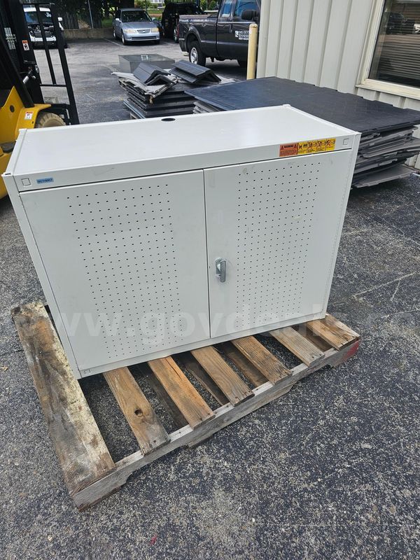 METAL STORAGE CABINET (NO KEY) (31IN H X 42IN W X 20IN D)