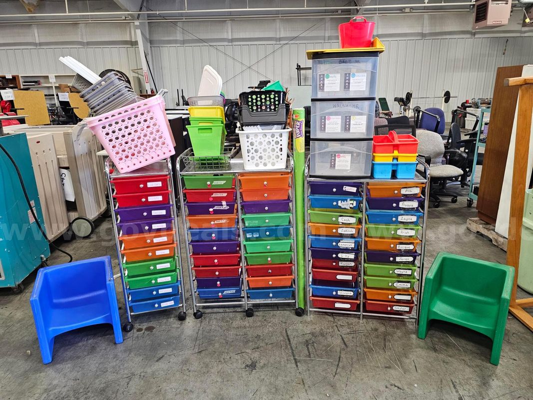 LOT OF ASSORTED CLASSROOM ITEMS (1 of 10)