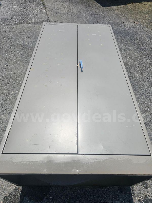 METAL STORAGE CABINET (NO KEY) (72IN H X 36IN W X 18IN D)