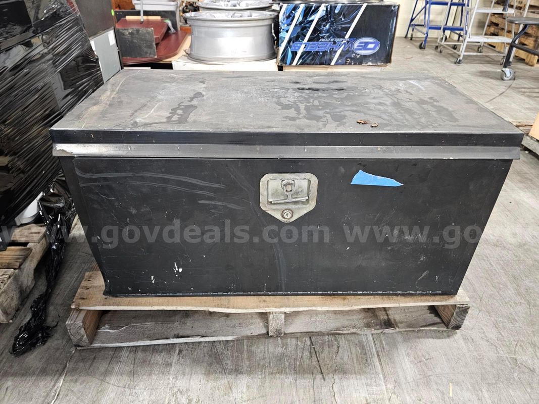 UNDERBODY TRUCK TOOL BOX (NO KEY)