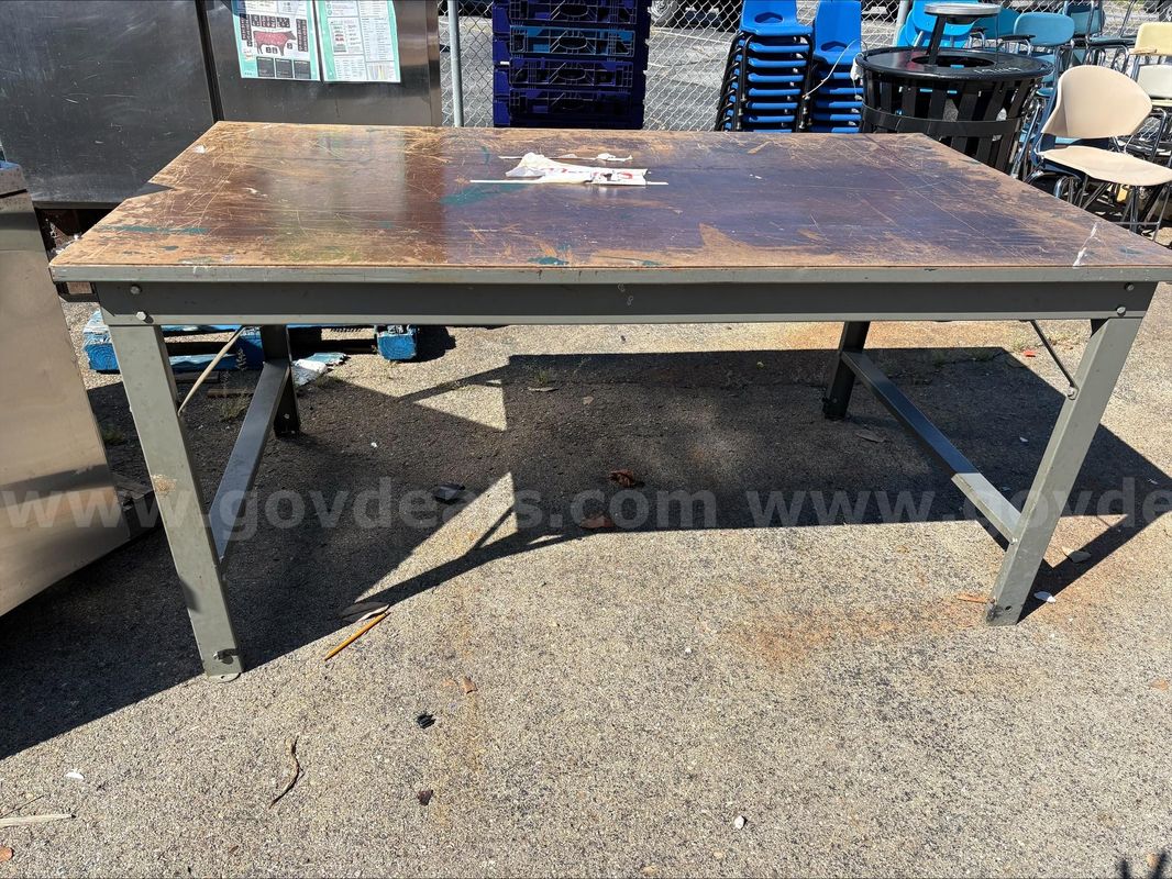METAL WORK TABLE (72IN L X 42IN W X 33IN H)