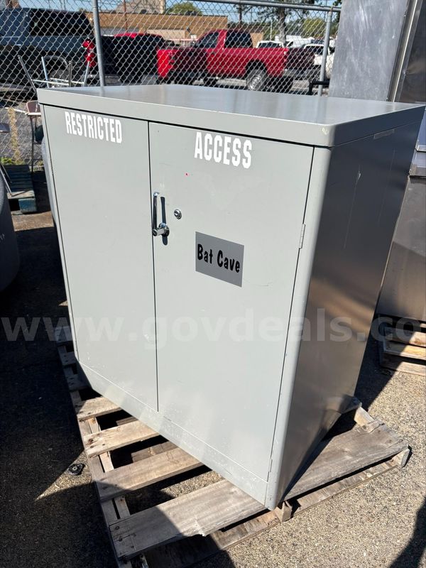 METAL STORAGE CABINET (NO KEY) (42IN H X 36IN W X 24IN D)