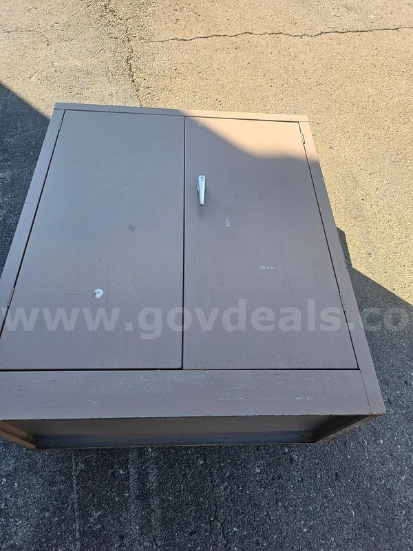 SMALL METAL STORAGE CABINET (NO KEY) (42IN H X 36IN W X 18IN D)