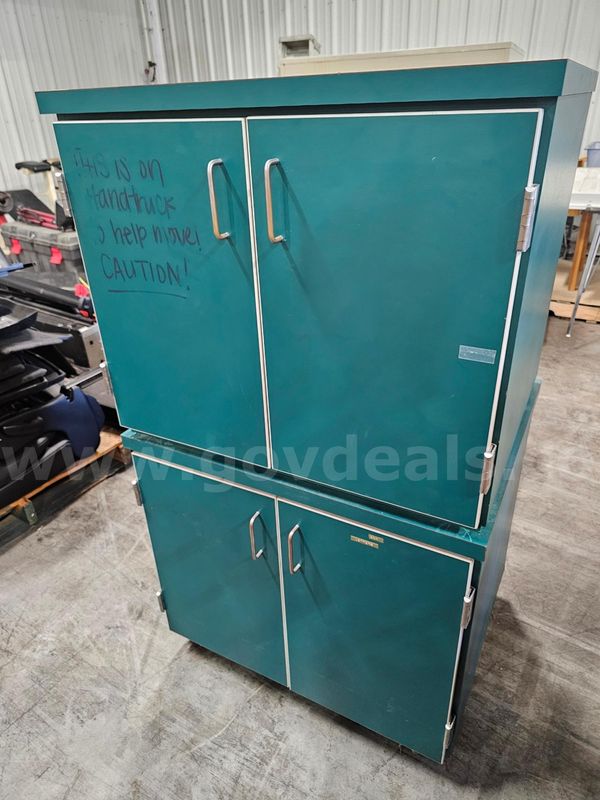 (2) STACKABLE STORAGE CABINETS (26IN H X 31IN W X 25IN D)