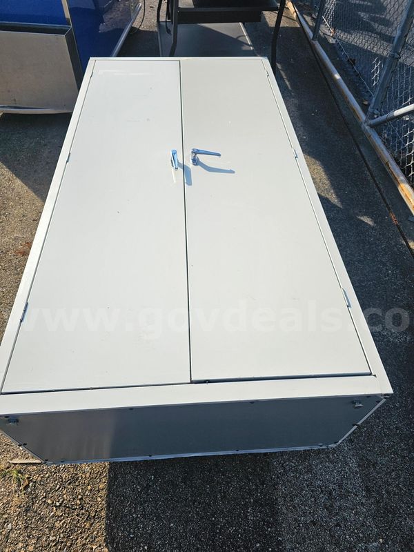 METAL STORAGE CABINET (NO KEY) (72IN H X 36IN W X 18IN D)