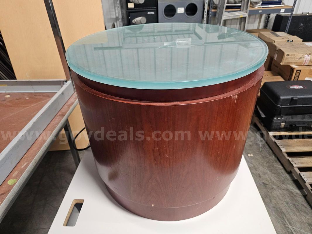 ROUND WOODEN TABLE WITH GLASS TOP (24IN ROUND X 21IN H )
