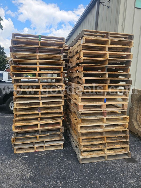 (60) USED WOOD PALLETS (48IN L X 40IN W)