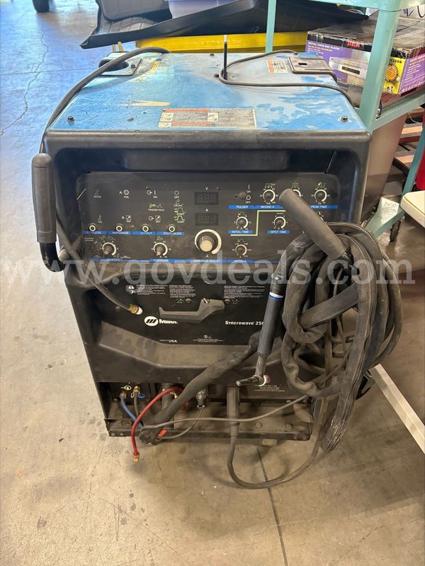 MILLER SYNCROWAVE 250 DX (WORKING CONDITION IS UNKNOWN)