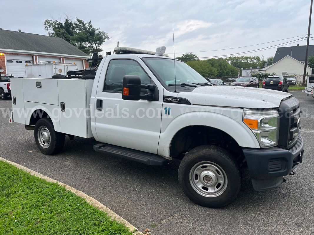 2016 Ford F-350 Super Duty regular-cab 4×4 service/utility truck with plow