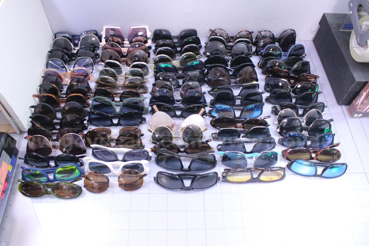 Approximately 5 lbs. of Assorted Sunglasses, #35451