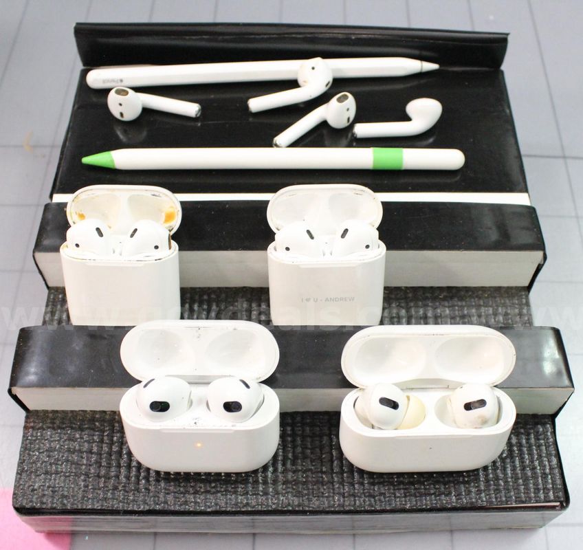 (4) Sets of Apple Air Pods/etc., Approximately 1 lb., #35563