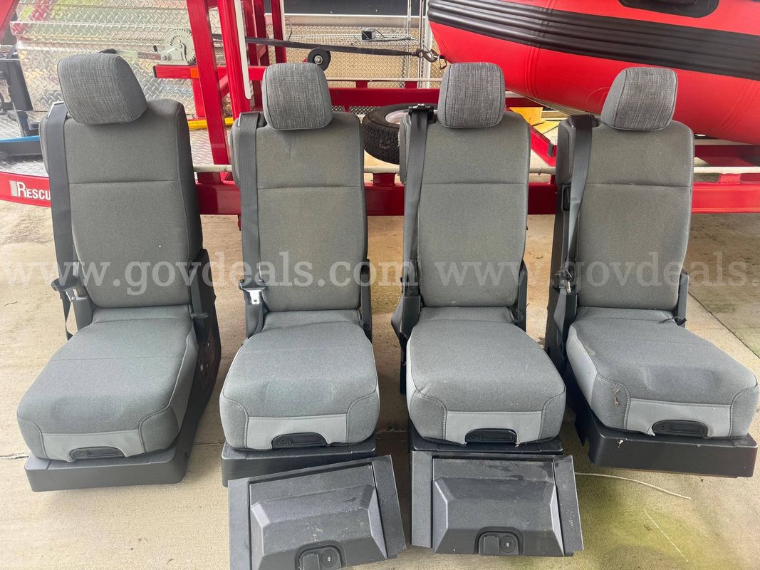 2024 F250 Front Middle Seat / Console