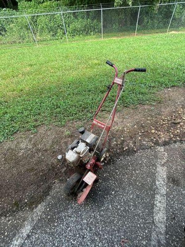 True-Cut Gas-powered lawn edger (223500 BT)