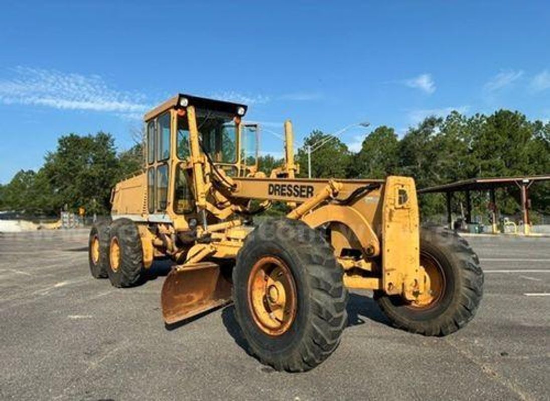 1992 Dresser 830 Motor Grader (223930 AJ DOT)