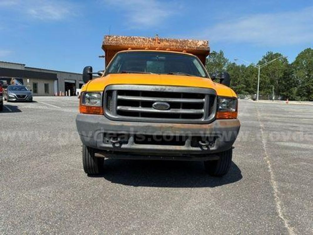 2001 Ford F-550 (223955 BT)