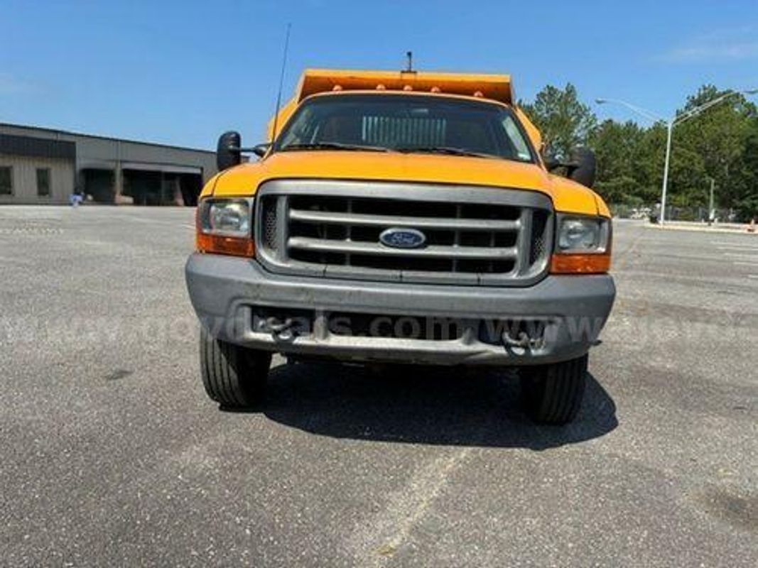 2001 Ford F-550 (223953 BT)